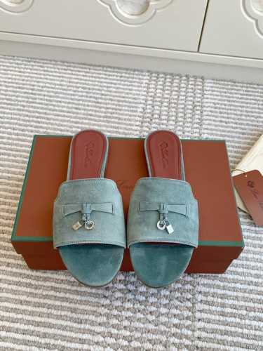 平底 粗跟 代购级 Loro piana Summer Charms Ser LP女士凉鞋拖鞋产品详情：这款绒面羊皮革凉鞋搭配饰有Loro Piana My C