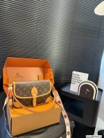 配飞机盒折叠盒子 芯片版本 Lv爆款王者法棍包-Lv Diane Ivdiane 又名法棍包，老花Monogram和皮拼焦糖色信封一样的包型 近，复古简约， 特