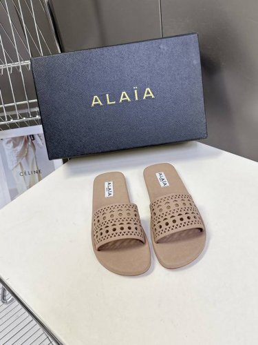 Alaia阿莱雅小众潮牌春夏新款冲孔雕花平底拖鞋 这品牌这不用多说 是近两年最火之一的品牌 几乎博主人手一双 春天的季节就要到了 推荐这款随性又不乏设计感的拖鞋