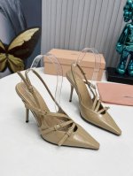 工厂 新款新品 Miu Miu 全新超美装饰搭配,时尚淑女气质十足 双色拼接 又不乏美艳色彩,外侧附带弹力象巾 上脚非常方便意大利引进的原版楦头是最新楦 出来形
