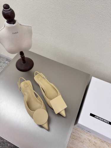 平底 Jacquemus25Ss尖头几何图案 几何图案 装饰 后空鞋 杏色小羊皮 系列 个性突出 鲜明格调 面料 小羊皮 内里 小羊皮 大底 意大利真皮大底 码