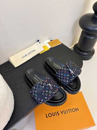 270 面包拖款 春夏穿搭出勤率最高的拖鞋上脚超级无敌舒服，贴合脚部不挑脚型宽脚背的姐妹也可放心冲～～ 定制印花布料鞋面 防滑耐磨发泡底 Size：35-39