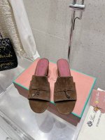 loro Piana 25春夏Lp顶级版本英伦宝石吊坠夹脚平底拖鞋凉鞋 原来这就是传说走两万步都不会累脚的夹脚凉鞋把颜值和脚感都拿捏住了，上脚一走就会被彻底沦陷