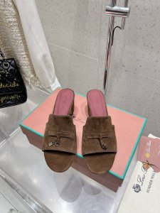 loro Piana 25春夏Lp顶级版本英伦宝石吊坠夹脚平底拖鞋凉鞋 原来这就是传说走两万步都不会累脚的夹脚凉鞋把颜值和脚感都拿捏住了，上脚一走就会被彻底沦陷