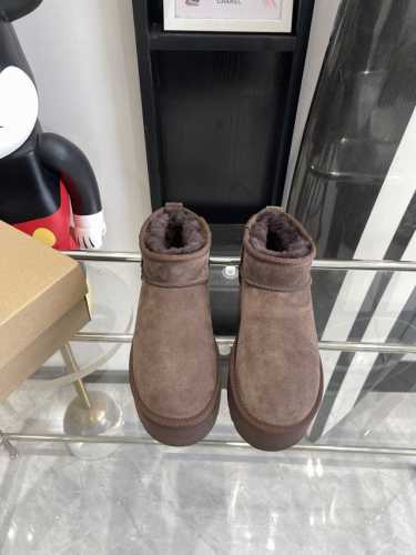 UGG 24ss 秋冬季人手必备单品雪地靴 搭配系数也是百分百 炸好看 比较设计的款，随心所欲 雪地靴显腿细 百搭单品 时尚感十足穿上气场爆涨 瞬间拉长腿型 鞋