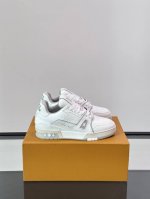 Ouis ＊Uitto＊ 情侣款Trainer运动鞋，本款 Lv Trainer 运动鞋取材柔软粒面小牛皮，呈现纯净色调，后部#54标识追溯品牌诞生于1854年