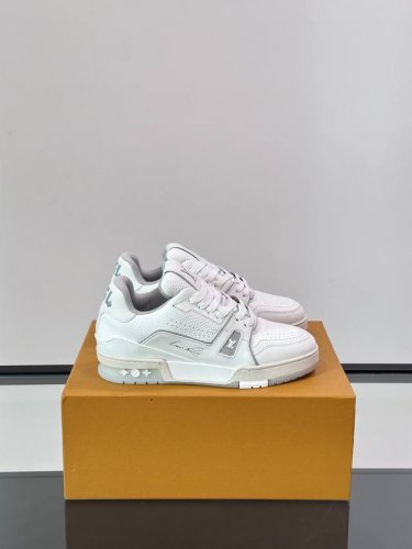 Ouis ＊Uitto＊ 情侣款Trainer运动鞋，本款 Lv Trainer 运动鞋取材柔软粒面小牛皮，呈现纯净色调，后部#54标识追溯品牌诞生于1854年