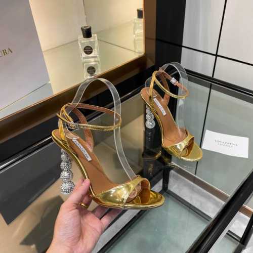 Aquazzura 2024新款凉鞋 代购品质！！！原版开发的水钻高跟凉鞋，是走秀场上的璀璨明珠。水钻熠熠生辉，如同繁星坠落人间。原版开发的独特设计，彰显着与众
