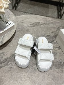Prada普拉达25春夏厚底菱格凉拖Prada厚底徽标凉鞋拖鞋简约大气时髦耐看不过时是时尚圈永不退潮的经典所在，复古的英伦风格，让你穿出不一样的气质面料:进口超