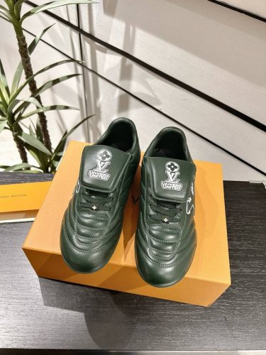 lv路易威登最新Footprint系列 情侣款足球运动鞋 原版购入开发 做货 这款 Footprint Soccer 运动鞋于2025春夏系列时装展中亮相，是P