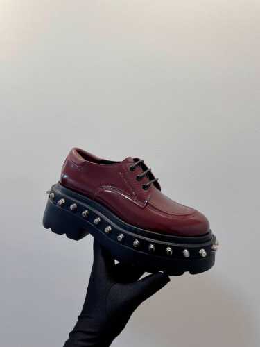Alexander Wang 大王乐福鞋新系 ......ss24 铆钉款 ，素面款 一双女王都拒绝不了的单品 ...... 真心太太太太太太美了 双层鞋底独特