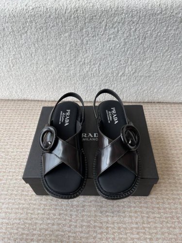 prada 25Ss 夏季新款 复古凉鞋 小粗跟特别稳，真的是好穿又好看 搭配个袜子穿，无敌好看！ 鞋面开边珠牛皮 鞋底原版橡胶大底 Size: #35-40