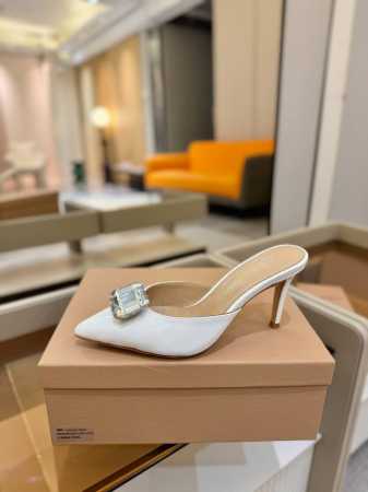 价格P： Gianvito Rossi 2025新款拖鞋 原版开发 顶级版本 代购品质 一双超美的大宝石搭配真丝尖头高跟拖鞋。大宝石在鞋面上闪耀，仿佛把银河踩在 - 点击图像关闭