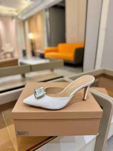 价格P： Gianvito Rossi 2025新款拖鞋 原版开发 顶级版本 代购品质 一双超美的大宝石搭配真丝尖头高跟拖鞋。大宝石在鞋面上闪耀，仿佛把银河踩在