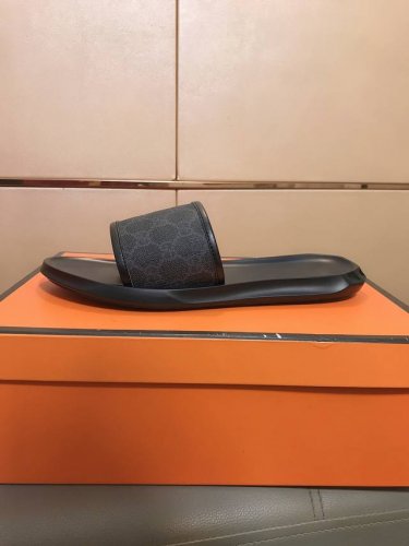 出厂价p 超拖鞋时尚新款 Gucci 古奇 奢华品质，设计师在每一期都专业打造，奢华时尚的高端产品，完美的楦型加上顶级的手工制作，超舒适橡胶大底！码数38～44