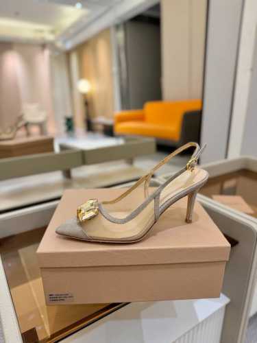 价格P： Gianvito Rossi 2025新款拖鞋 原版开发 顶级版本 代购品质 超美的大宝石高跟凉鞋。大颗宝石璀璨夺目，仿佛把星辰踩在脚下，瞬间成为人群