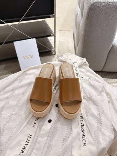 dior 迪奥25Ss春夏新款D-Attitude 坡跟凉拖鞋 防水台拖鞋 这款 Attitude Dior坡跟凉拖 从复古标识汲取灵感 彰显现代风格 牛皮革鞋