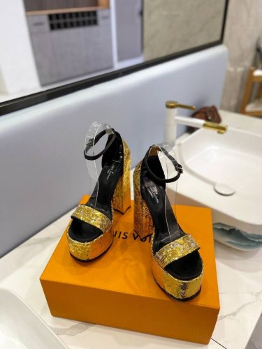 出厂 Loui& Vuitto& Lv欧美风时尚凉鞋 ++= 最新款路易威登传统硬箱的精巧标准品牌扣你前带简约大方 春夏新品 专柜主打最新款高跟系列 硬货上新
