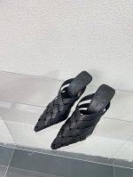 Bv高跟黑色Alfie穆勒鞋弯跟拖鞋 细节单品 高版本 鞋跟内部镶嵌钢柱 内在美 小方头 Bv每年的夏季凉鞋都好美啊 将经典的编织运用在鞋履上知性优雅干练 满满