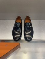 H家爱马最新乐福鞋－真皮大底 优雅绅士风格来袭，纯手工打造柔软质感与卓然色彩！搭配镀钯Double H鞋扣，让这一双鞋，带你回溯经典的重现。 进口牛皮鞋面＋牛皮