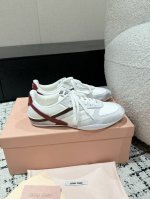 男+10 #顶级版本Miu Miu繆繆 25 春夏新款走秀 情侣 德训 休闲鞋秀场工艺来自Miu Miu系列的细节特写 新季的潮流要素一与此刻挚爱的概念，多元对