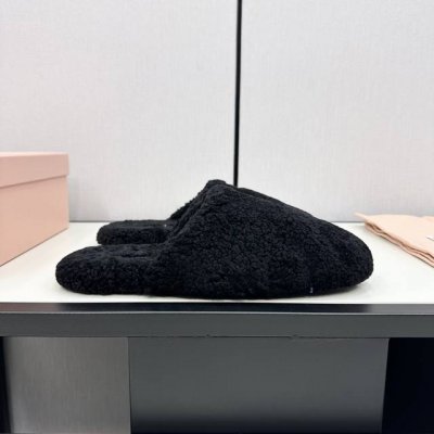 MIUMIU2024秋夏系列穆勒鞋拖鞋包头小羊毛半拖Zp开发 原版拆卸 对版拖鞋秒杀市面版本 Miu真的太少女啦 超级柔软舒服的脚感 材料：进口羊毛 原版橡胶底