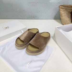 高品质出厂 ！小众潮牌The Row25春夏新品简易水台勃肯牛反绒拖鞋！来自美国的年轻品牌，这不用多说，是近两年最火之一的品牌，几乎博主人手一双！春天的季节就要