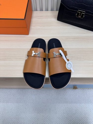 顶级版本 Hermes 爱马仕火到不行的情侣款二舅拖 最新蛇纹凉鞋拖鞋,搭配各种彩色袜子，潮爆了！ 鞋面：进口牛皮 羊京皮 布面 掌纹皮 内里：进口牛皮 羊皮