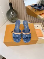 直销 Lv Ss24 New Arrival～春夏单猫跟拖 单宁色搭配的棕色皮质，也太出彩了！ 刚刚好的绝美小猫跟，高级经典性感舒适， 拉满了夏日美鞋能给的满分