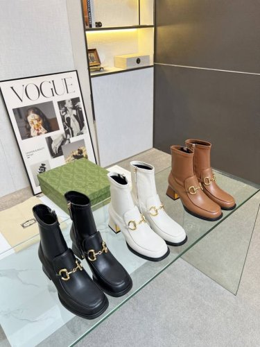 gucci古琦最新款弹力短靴专柜同步上新 经典款型透过标志性的品牌元素焕发新的活力 拉链设计穿脱方便 面料头层牛皮 里垫脚全羊皮 橡胶防滑大底 跟高4.5厘米颜