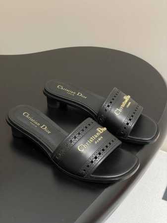 25Ss春夏新款Dior D-Lane 迪奥凉拖小圆跟一字镂空拖鞋 这款 D-Lane 凉拖彰显经典风格。黑色牛皮革鞋面，展示镂空藤格纹图案，饰以金色饰面金属 - 点击图像关闭