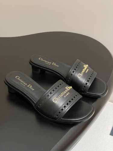 25Ss春夏新款Dior D-Lane 迪奥凉拖小圆跟一字镂空拖鞋 这款 D-Lane 凉拖彰显经典风格。黑色牛皮革鞋面，展示镂空藤格纹图案，饰以金色饰面金属
