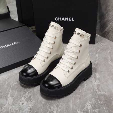 现货供应 顶级品质 原版1:1 CHANEL 香奈儿 秋冬新品厚底马丁短靴 原版定制字母Logo 鞋头双C电绣 无论细节及做工都力求做到和正品零距离 材料面料： - 点击图像关闭
