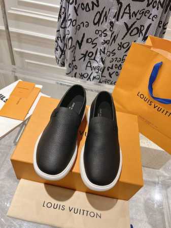 出厂 # LV路易威登新款懒人一脚蹬 乐福鞋 极简穿搭 舒适自然 像是踩在棉花上的Pacific 里外全牛皮柔软细腻，云端感超回弹大底，男神挚爱的经典配色，完美 - 点击图像关闭