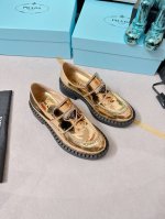 380 Prada 普拉达 25年早春新配色，这款复古风乐福鞋选用亮面皮革打造，饰以标志性的涂珐琅三角形徽标，一惯用于精美鞋履的复古亮面皮革经Prada系列重释