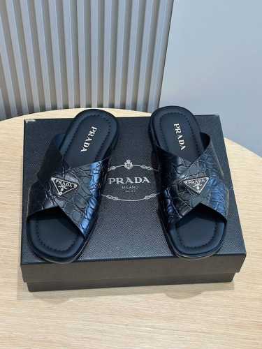 Prad 真皮底p: Size:39-45 38.45定做 普拉达最新拖鞋官网同步-真皮大底 这款拖鞋以品牌独特的标志性saffiano牛皮打造，品牌徽标跃于双