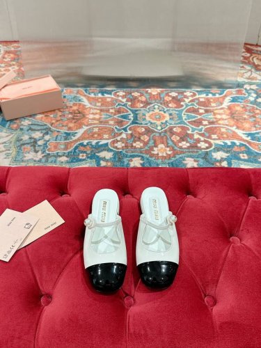 Miu Miu 缪缪 25 早春新品 专柜主打最新走秀款 珍珠扣复古玛丽珍粗跟单鞋缪家高货 顶级工艺打造精品质感 无敌舒适 绝对是一见钟情款！时尚百搭，人手必备