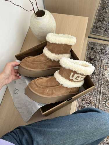 出厂价 UGG 24秋冬最新款雪地靴！羊毛领口上下呼应设计！勾勒出UGG品牌logo 凸显高端大气 ！采用澳洲进口羊皮毛内里，冬季保暖效果超赞 面料：进口二层磨