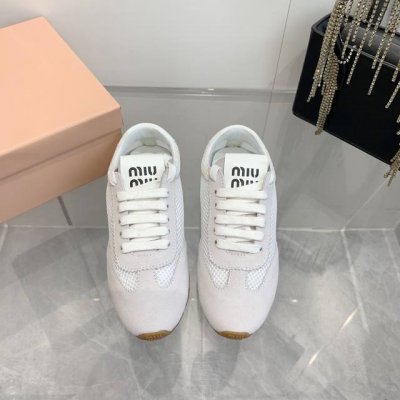 出厂价p Miumiu 缪缪2025春夏新款 脏脏小白鞋 上脚特别舒适 透气 简单复古时尚 进口细腻牛绒材质 羊皮内里 橡胶大底 软软的 各位姐妹赶紧入手 Si