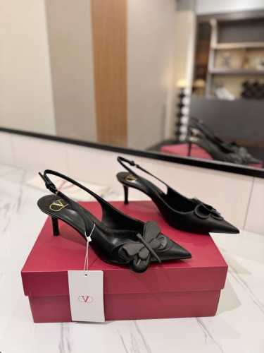 出厂价： VALENTINO华伦天奴 最火爆新品凉鞋高跟鞋 绝美蝴蝶装饰与性感尖头完美结合简直是夏天时髦巅峰纯手工打造原版复刻鞋面：亚皮大底：意大利真皮大底跟高