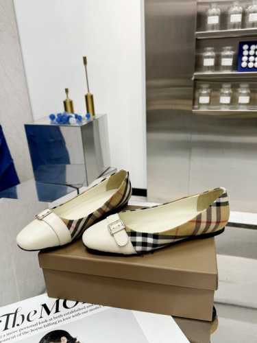 冲量价: 巴宝利Burberry 经典格纹平底鞋 迄今为止最不挑人最不限年龄的一款鞋子 谁穿都好看别小瞧布面的成本 我们的鞋面采用三层贴布工艺 单外层格纹进口纤