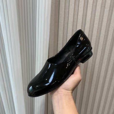小香2025玛丽珍单鞋系列 2025春夏新品小香玛丽珍单鞋系列上新 时尚圈的绝绝子 搭配将演绎着细致 极简 永不褪去的经典元素 展现与众不同的穿搭风格美到无话可