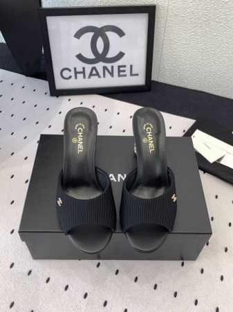 Chanel新款高跟凉拖鞋 高版本出货 这系列美得让人爱不释手 烫钻跟上脚显得很时髦 进口羊皮 羊京鞋面 羊皮垫脚 意大利真皮大底 Size: 35-39 40 - 点击图像关闭