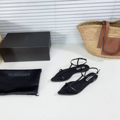 高品质出厂平底 P290！小众潮牌网红款 Jil Sander 2025吉尔 桑达早春凉鞋系列！春夏最新爆款时髦平底尖头带子凉鞋 这款真的绝了 时髦到飞起 想不