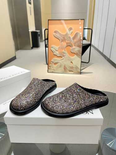 JW Anderson #穆勒等殊料 极小众的一个英国品牌 但并不影响它的受欢迎程度. 一经上线 已经火速售罄 原楦开模 经过多版改进 鞋头版型为饱和状 穆勒鞋