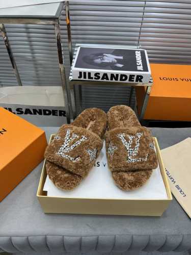 出厂 Lv 新款水钻羊毛拖 高品质闭眼入！采用进口皮毛一体羊羔毛 施华洛世奇水钻扣 原版高密度发泡底 Size:35-41