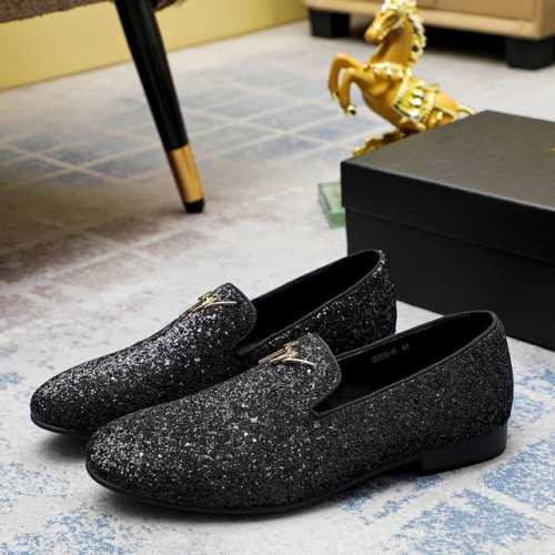 售 价 商品商标：Gz* Gz* 一脚蹬皮鞋 正码码数 38-44 可订做45 商品材料：鞋面进口羊京，奥地利进口水钻，羊皮内里，原版大底。