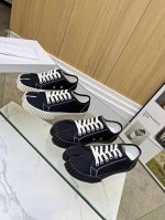 maison Margiela 分趾鞋猪蹄羊蹄饼干帆布鞋 原版购入开发 面料采用进口帆布 垫脚采用山羊皮 原版开发大底 颜色有 黑色 白色 码数 女款35-40