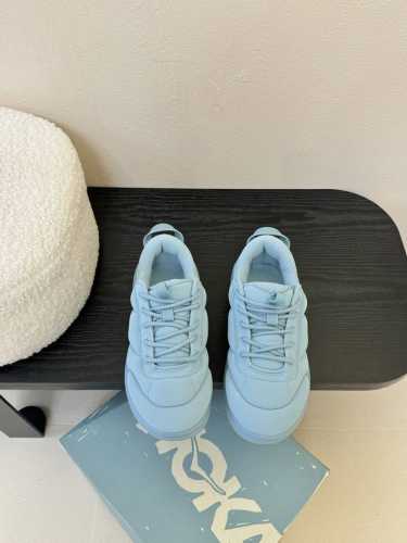 代购级别 marnix Hoka联名款泡芙面包运动鞋 marni与 Hoka 携手推出的全新联名合作款 Bondib3 将时尚与运动完美结合 这款鞋不仅在设计上