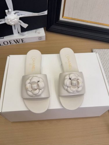 现货发售 *25 专柜 正品级 版本！！ 官方目录： 码数：35、36、37、38、39 34 40 41 需要定做跟客服 沟通 跟高:5Cm 2.5Cm 均配